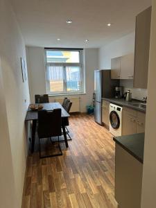 ドレスデンにあるLinda Ninh Apartmentのテーブルとダイニングルームのあるキッチン