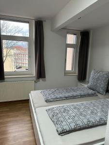 ドレスデンにあるLinda Ninh Apartmentの窓のある部屋にベッドが2つある