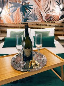 un vassoio con una bottiglia di vino e due bicchieri su un tavolo di San Paolo Casa Bella a Roma