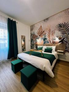 una grande camera da letto con un grande letto con accenti verdi di San Paolo Casa Bella a Roma Altre 102 foto
