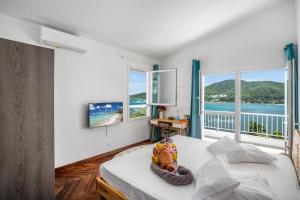 Una imagen general de la montaña o una montaña tomada desde la villa