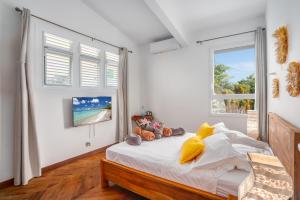Una cama o camas en una habitación de Sublime Villa Piscine - Trésor de la Baie
