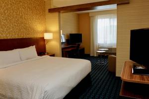a hotel room with a large bed and a desk at Fairfield by Marriott Inn & Suites Jonestown Lebanon Valley in Jonestown