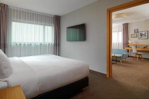 Televiisor ja/või meelelahutuskeskus majutusasutuses Four Points by Sheraton Warsaw Mokotow