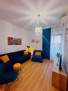 un soggiorno con un divano blu e un tavolo di San Paolo Casa Bella a Roma