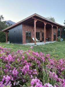 um edifício com um ramo de flores à frente dele em Rio Blanco em Hornopiren