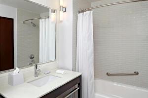 Kupatilo u objektu Four Points by Sheraton Edmonton Gateway