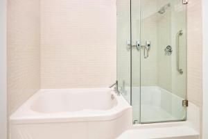 Kupatilo u objektu Four Points by Sheraton Edmonton Gateway