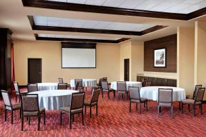 Prostor za sedenje u objektu Four Points by Sheraton Edmonton Gateway