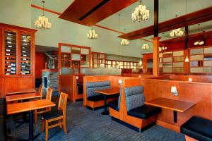 Posezení v ubytování Four Points by Sheraton Edmonton Gateway