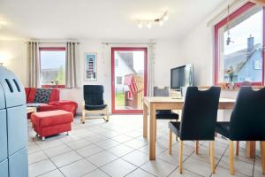 een woonkamer met een tafel en stoelen bij Seemöwe in Glowe