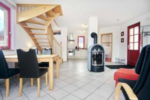 een woonkamer met een houten tafel en een trap bij Seemöwe in Glowe