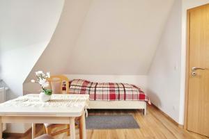 een kleine zolderkamer met een bed en een tafel bij Seemöwe in Glowe