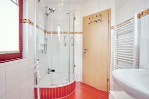 een badkamer met een douche en een wastafel bij Seemöwe in Glowe +17 foto's
