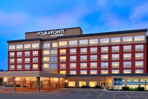 Un edificio de oficinas con un cartel encima en Four Points by Sheraton Cambridge Kitchener, Ontario, en Cambridge