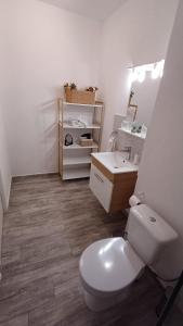 Bilik mandi di Neferprod Apartments - IS - CAM 04