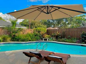 Πισίνα στο ή κοντά στο Houston Luxe Private Retreat for 16 people with Heated Pool, Big Sunroom, Billiards +34 φωτογραφίες
