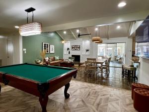 Τραπέζι μπιλιάρδου στο Houston Luxe Private Retreat for 16 people with Heated Pool, Big Sunroom, Billiards