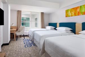 Postel nebo postele na pokoji v ubytování Four Points by Sheraton Makassar