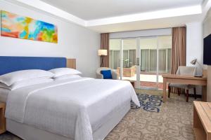 Postel nebo postele na pokoji v ubytování Four Points by Sheraton Makassar