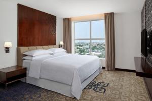 Postel nebo postele na pokoji v ubytování Four Points by Sheraton Makassar