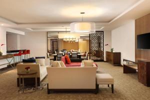 TV a/nebo společenská místnost v ubytování Four Points by Sheraton Makassar