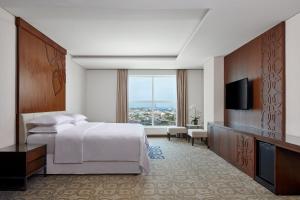 Postel nebo postele na pokoji v ubytování Four Points by Sheraton Makassar