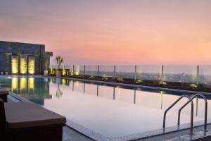 Bazén v ubytování Four Points by Sheraton Makassar nebo v jeho okolí