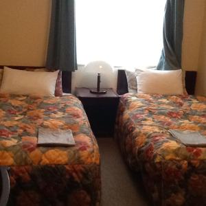 Tempat tidur dalam kamar di Asahi City Inn Hotel