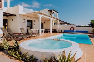 Bazén v ubytování Villa Sunset Faro Deluxe & Spa Pool nebo v jeho okolí