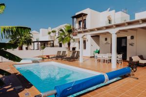Bazén v ubytování Villa Sunset Faro Deluxe & Spa Pool nebo v jeho okolí