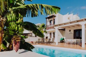 Bazén v ubytování Villa Sunset Faro Deluxe & Spa Pool nebo v jeho okolí