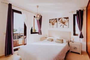 Postel nebo postele na pokoji v ubytování Villa Sunset Faro Deluxe & Spa Pool