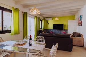 TV a/nebo společenská místnost v ubytování Villa Sunset Faro Deluxe & Spa Pool