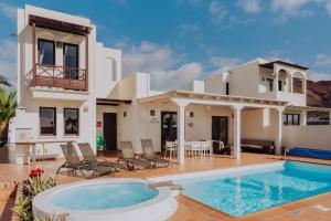 Bazén v ubytování Villa Sunset Faro Deluxe & Spa Pool nebo v jeho okolí