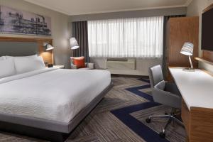 Voodi või voodid majutusasutuse Four Points by Sheraton Windsor Downtown toas