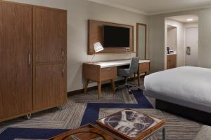 Televiisor ja/või meelelahutuskeskus majutusasutuses Four Points by Sheraton Windsor Downtown