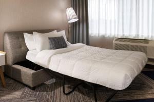 Voodi või voodid majutusasutuse Four Points by Sheraton Windsor Downtown toas