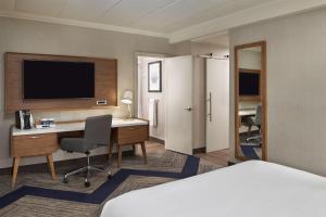 Televiisor ja/või meelelahutuskeskus majutusasutuses Four Points by Sheraton Windsor Downtown