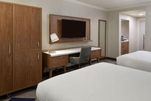 Voodi või voodid majutusasutuse Four Points by Sheraton Windsor Downtown toas