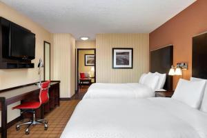 Postel nebo postele na pokoji v ubytování Four Points by Sheraton Hotel & Suites Calgary West + 7 fotografií