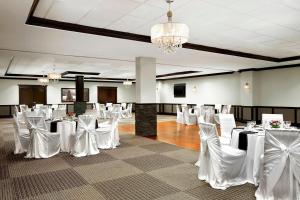 Restaurace v ubytování Four Points by Sheraton Hotel & Suites Calgary West