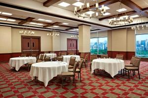 Restoran või mõni muu söögikoht majutusasutuses Four Points by Sheraton Calgary Airport