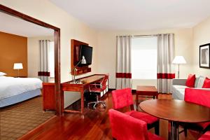 Voodi või voodid majutusasutuse Four Points by Sheraton Calgary Airport toas