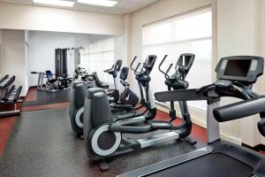 Spordikeskus ja/või sportimisvõimalused majutusasutuses Four Points by Sheraton Calgary Airport