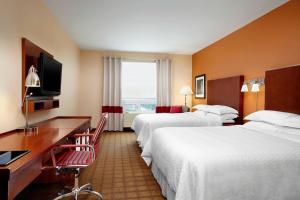 Voodi või voodid majutusasutuse Four Points by Sheraton Calgary Airport toas