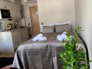 Ένα ή περισσότερα κρεβάτια σε δωμάτιο στο Suite with sea view in Sölvesborg