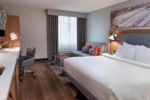 Four Points by Sheraton Hamilton - Stoney Creek客房内的一张或多张床位