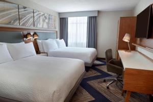 Four Points by Sheraton Hamilton - Stoney Creek客房内的一张或多张床位