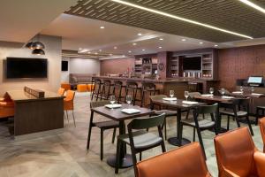 Four Points by Sheraton Hamilton - Stoney Creek的电视和/或娱乐中心